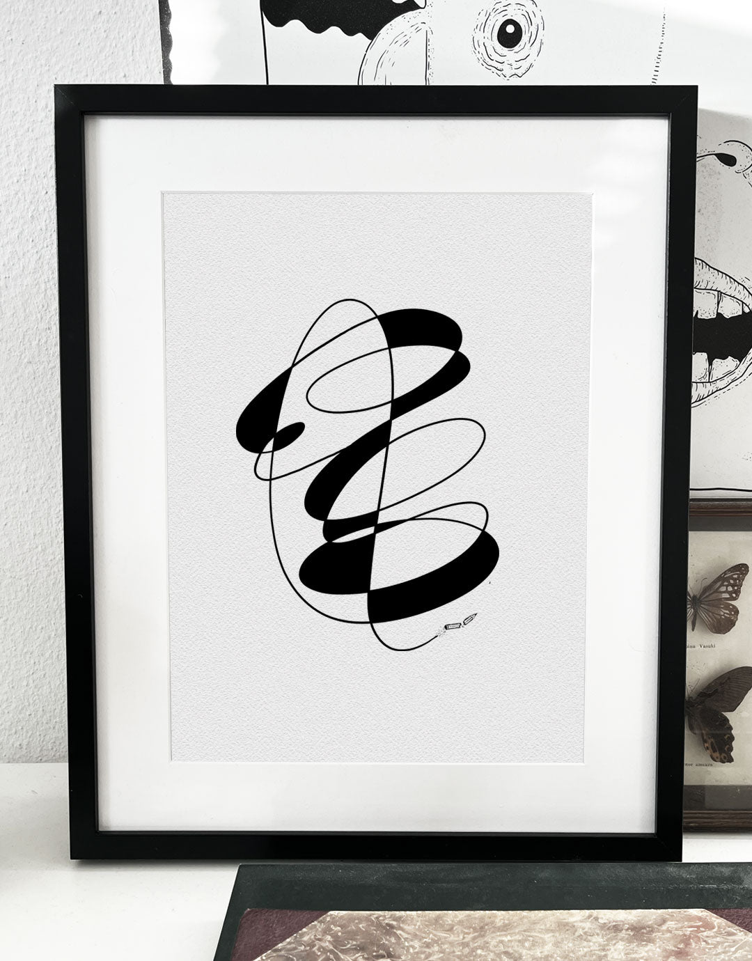 Einzigartiges Kunstwerk «E» for «Eraser», ein exklusives Einzelstück in einem hochwertigen Rahmen. Geschwungene Linien, symbolisieren die Vereinigung vom Buchstaben «E» mit der Kunst. Im Rahmen vom Projekt «36DaysOfType Project».