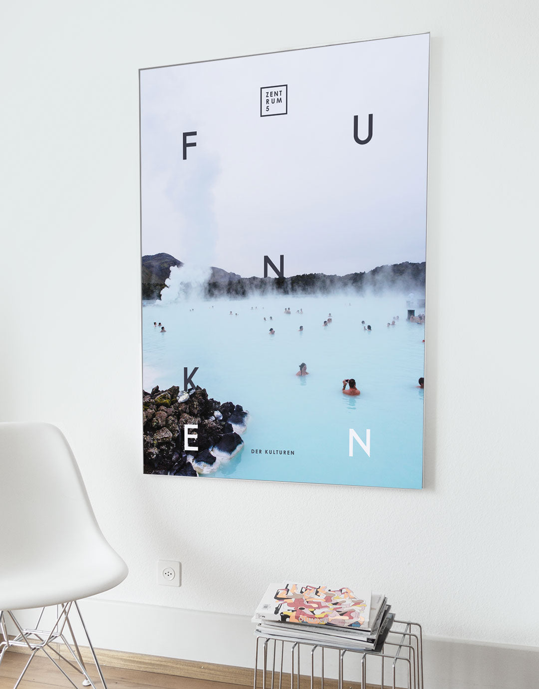 Plakat mit einer atemberaubenden Fotografie eines blauen geothermalen Pools, in dem Menschen baden, umgeben von dampfenden Vulkanlandschaften. Die Worte 'FUNKEN DER KULTUREN' sind in modernen Buchstaben über das Bild gelegt. Ideal für Kunst- und Kulturliebhaber, die zeitgenössische Designs und beeindruckende Naturdarstellungen schätzen.