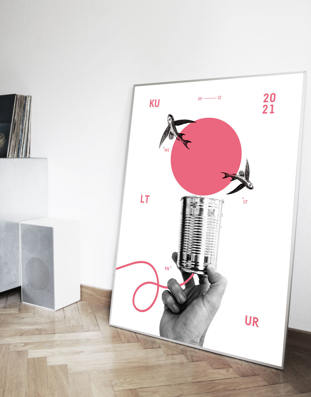 Plakat, das moderne japanische Schriftzeichen und grafische Elemente kombiniert, die die Kommunikationskultur Japans darstellen. Das Design nutzt kräftige Farben und eine ansprechende Komposition, um die kulturellen Nuancen und den Einfluss der japanischen Sprache zu betonen. Ideal für Liebhaber der japanischen Kultur und Grafikdesigns, die zeitgenössische Kunst schätzen.
