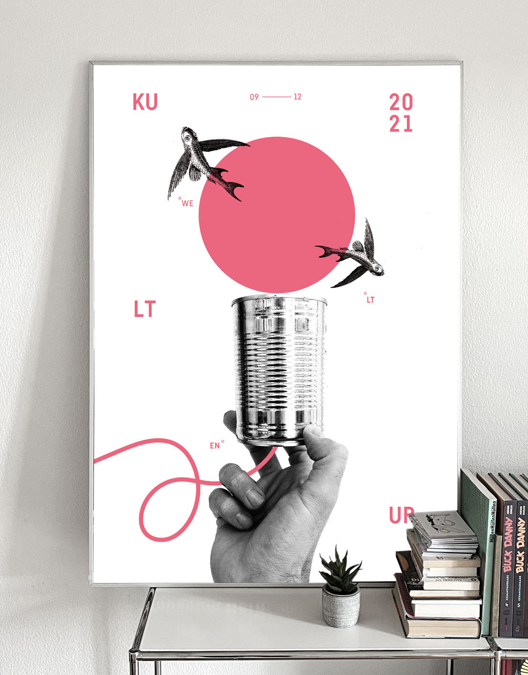 Plakat, das moderne japanische Schriftzeichen und grafische Elemente kombiniert, die die Kommunikationskultur Japans darstellen. Das Design nutzt kräftige Farben und eine ansprechende Komposition, um die kulturellen Nuancen und den Einfluss der japanischen Sprache zu betonen. Ideal für Liebhaber der japanischen Kultur und Grafikdesigns, die zeitgenössische Kunst schätzen.