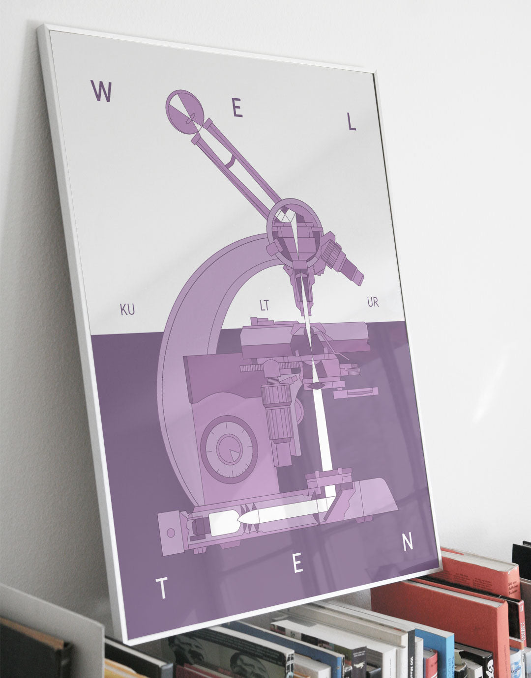 Plakat mit einer künstlerischen Darstellung eines Mikroskops, das die Faszination der Wissenschaft und Entdeckung symbolisiert. Das Design kombiniert klare Linien und moderne Schriftzüge, um den wissenschaftlichen Fokus hervorzuheben. Ideal für Wissenschafts- und Technikbegeisterte, die das Zusammenspiel von Kunst und Wissenschaft schätzen.