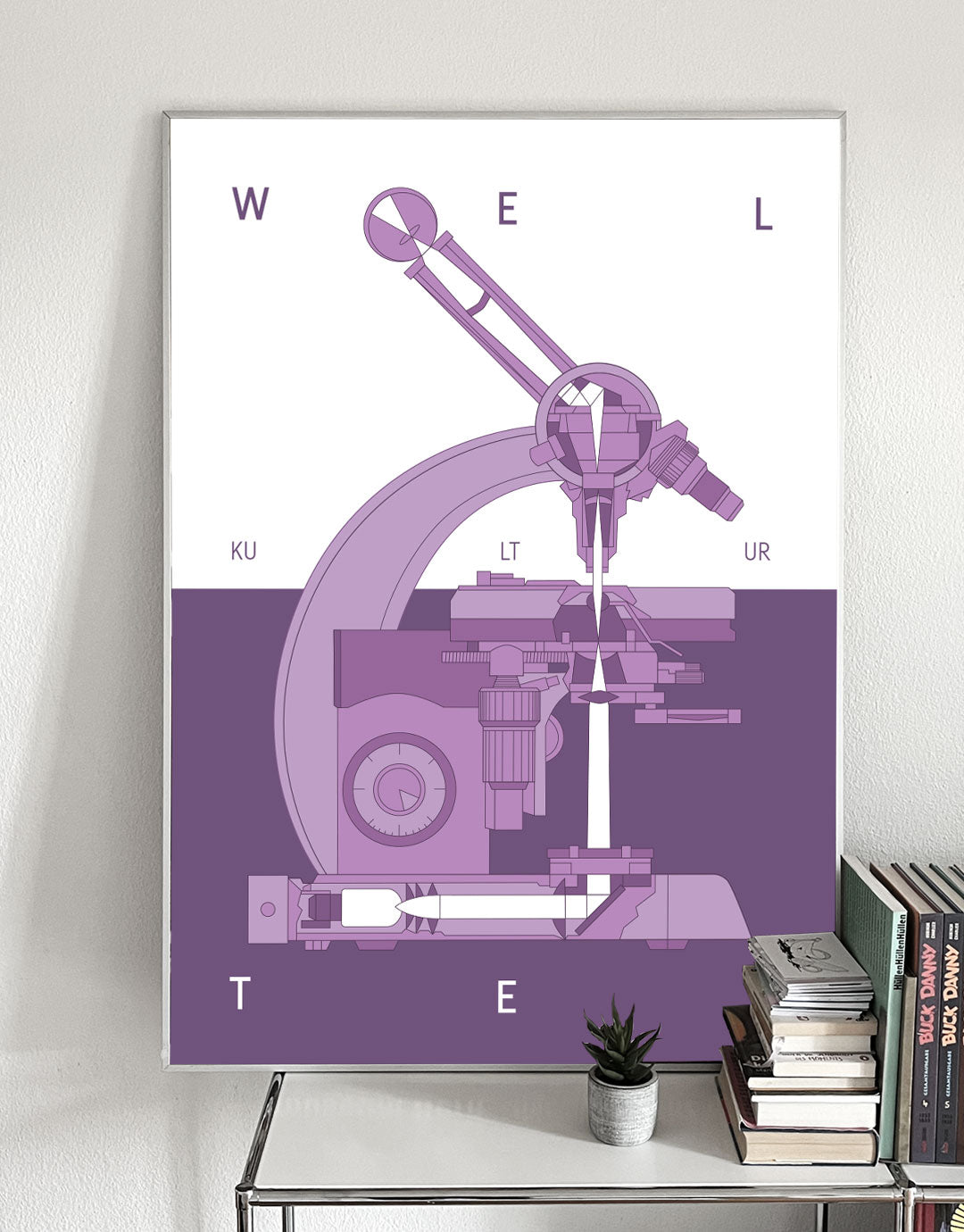 Plakat mit einer künstlerischen Darstellung eines Mikroskops, das die Faszination der Wissenschaft und Entdeckung symbolisiert. Das Design kombiniert klare Linien und moderne Schriftzüge, um den wissenschaftlichen Fokus hervorzuheben. Ideal für Wissenschafts- und Technikbegeisterte, die das Zusammenspiel von Kunst und Wissenschaft schätzen.