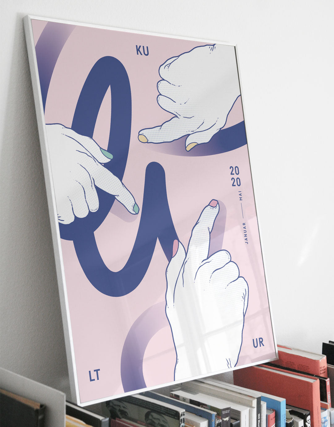 Plakat mit einer lebhaften und spielerischen grafischen Darstellung von drei Händen. Die dynamische Farbgestaltung und verspielten Schriftzüge betonen das Thema des Spielens und der Kreativität. Ideal für Kunstliebhaber, die Freude und Unbeschwertheit in der Kunst suchen.