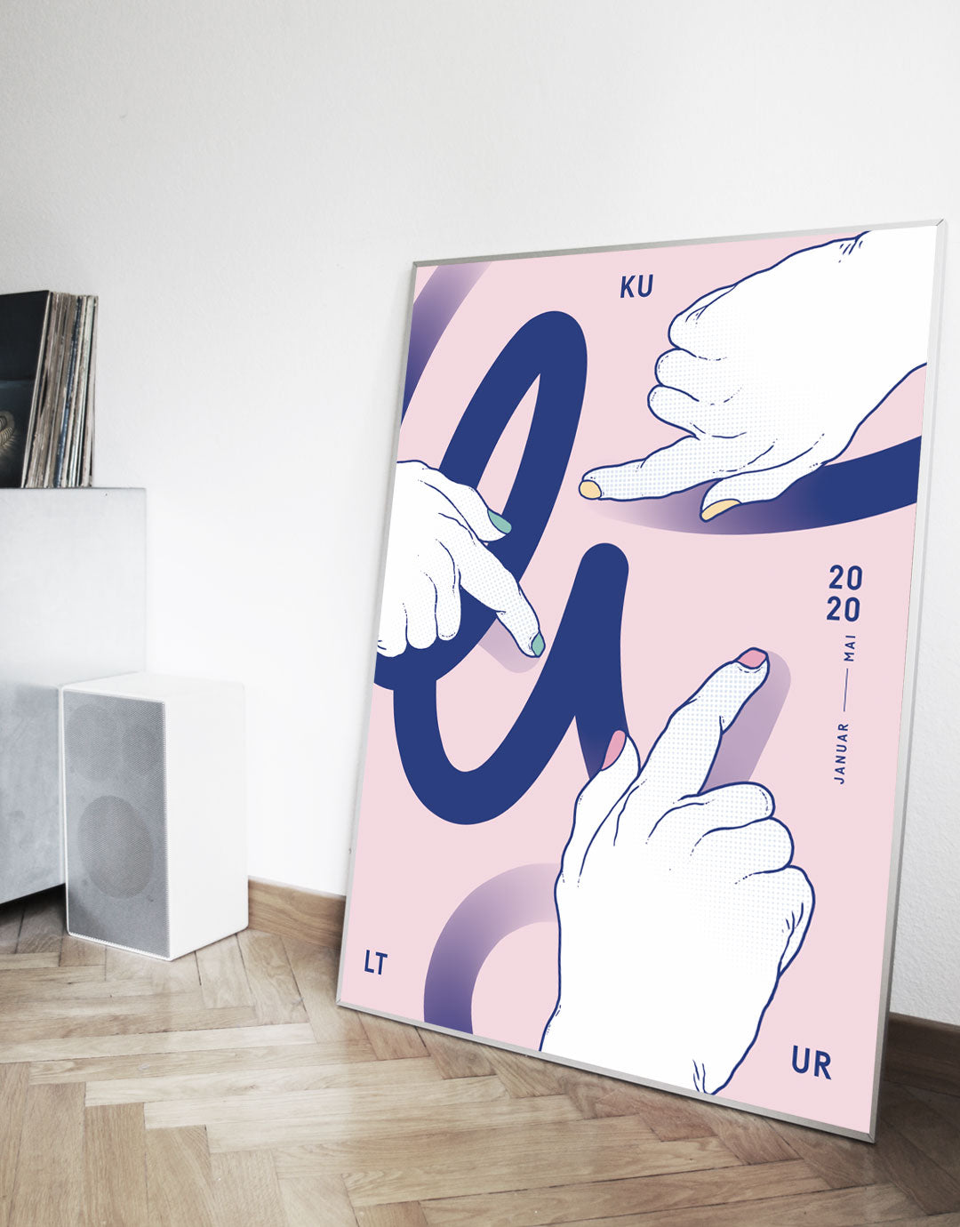 Plakat mit einer lebhaften und spielerischen grafischen Darstellung von drei Händen. Die dynamische Farbgestaltung und verspielten Schriftzüge betonen das Thema des Spielens und der Kreativität. Ideal für Kunstliebhaber, die Freude und Unbeschwertheit in der Kunst suchen.