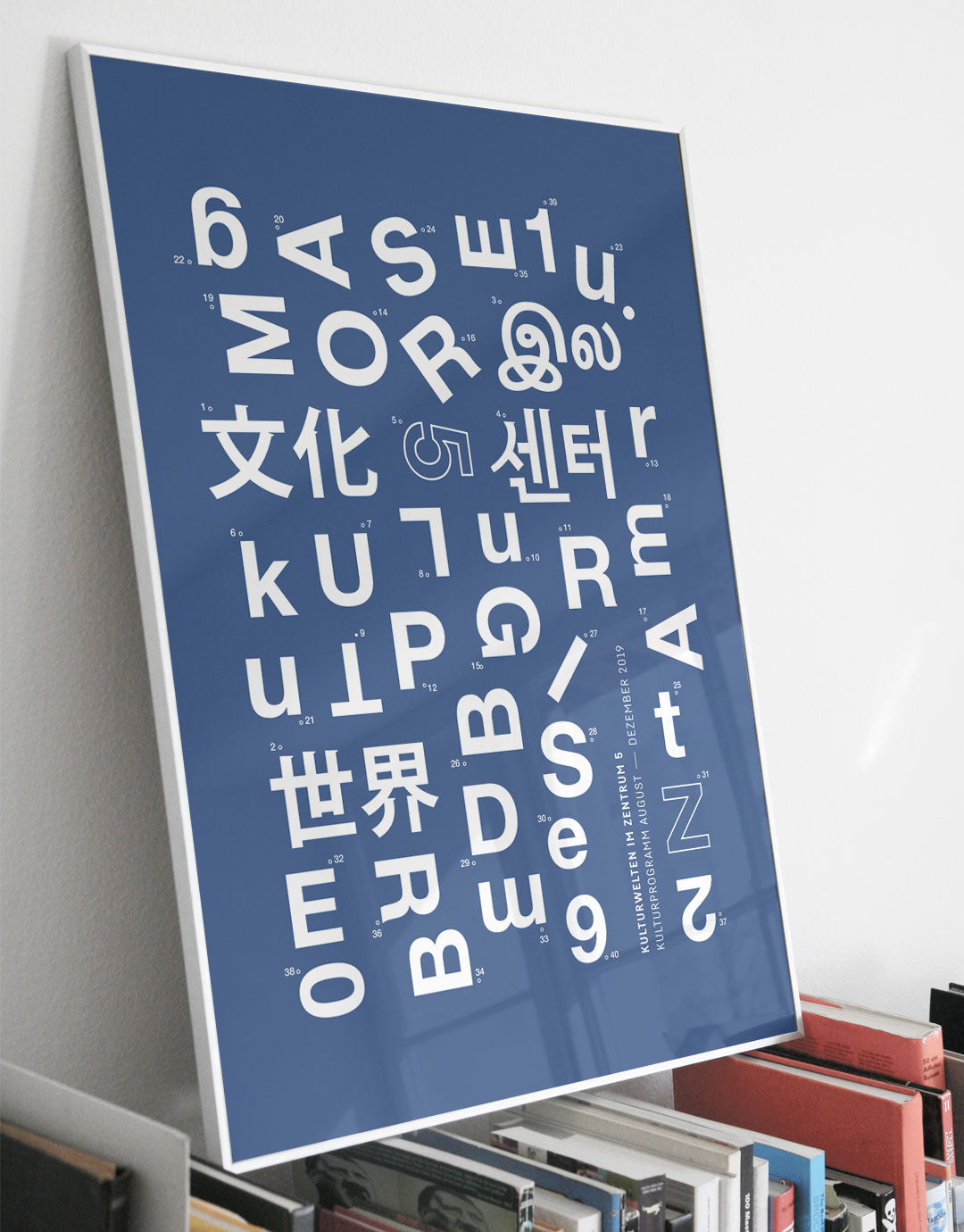 Poster mit einer kreativen Anordnung von Buchstaben und Zeichen in verschiedenen Sprachen auf einem blauen Hintergrund, das die Kulturwelten 2019 darstellt. Die Gestaltung kombiniert verschiedene Schriftarten und -stile, um ein modernes und dynamisches Kunstwerk zu schaffen, ideal für Liebhaber zeitgenössischer Grafiken und kultureller Themen.
