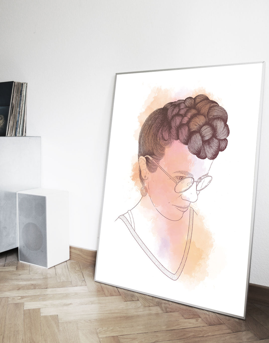 Detailreiche Illustration einer Flechtfrisur, die im Fokus steht. Die Frisur ist kunstvoll und lebendig gezeichnet, mit besonderen Akzenten, die die Textur und Bewegung des Haares betonen. Dieses limitierte Kunstwerk spricht Kunstliebhaber an, die an außergewöhnlichen und kreativen Designs interessiert sind.
