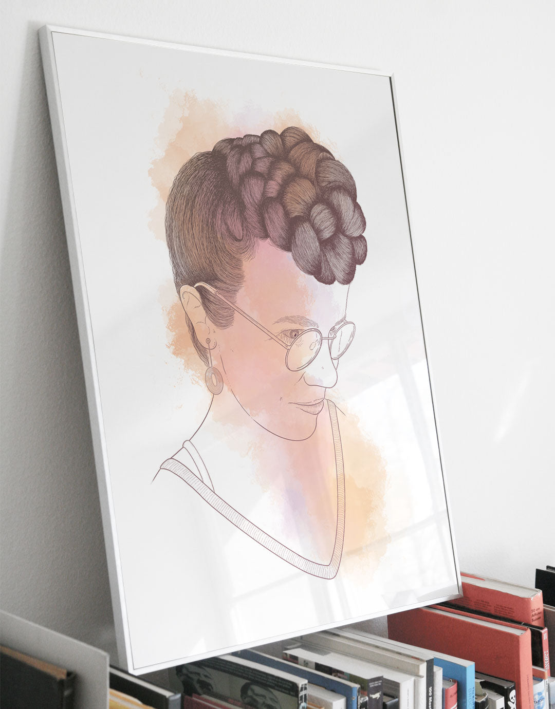 Detailreiche Illustration einer Flechtfrisur, die im Fokus steht. Die Frisur ist kunstvoll und lebendig gezeichnet, mit besonderen Akzenten, die die Textur und Bewegung des Haares betonen. Dieses limitierte Kunstwerk spricht Kunstliebhaber an, die an außergewöhnlichen und kreativen Designs interessiert sind.