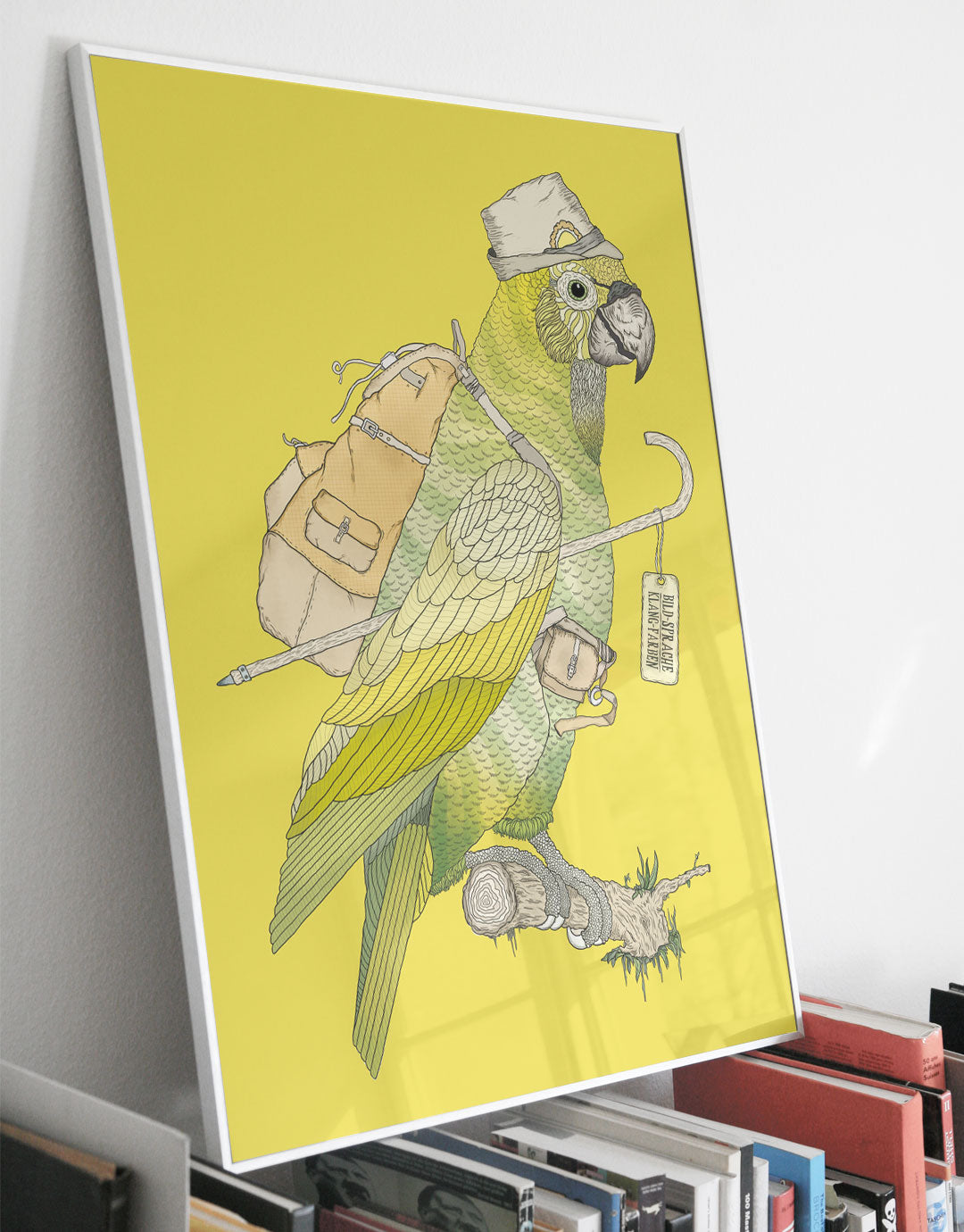 Poster mit handgezeichneter Illustration eines Vogels, der auf einem Ast sitzt und einen Rucksack und Wanderstock trägt, symbolisch für den Weg des Lebens. Inspiriert von minimalistischer Kunst und kreativen Motiven, ideal für Kunstliebhaber, die philosophische und visuelle Ästhetik schätzen.