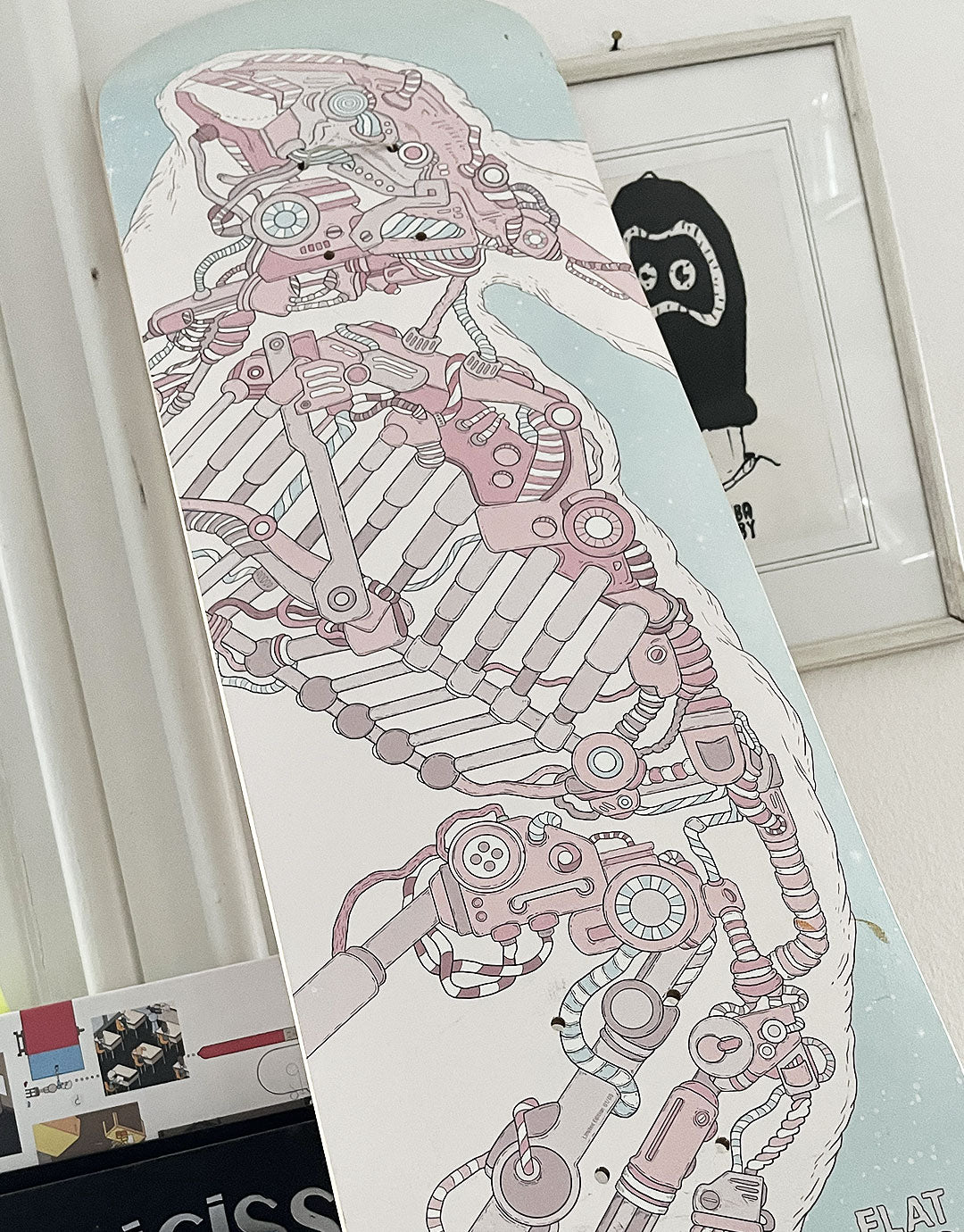 Skateboard-Deck mit einer kreativen Illustration von einem X-Ray eines Roboter-Hasen, mit dynamischen Farben. Inspiriert von urbaner Kunst und zeitgenössischem Design, ideal für Liebhaber von ausgefallenen und verspielten Motiven.
