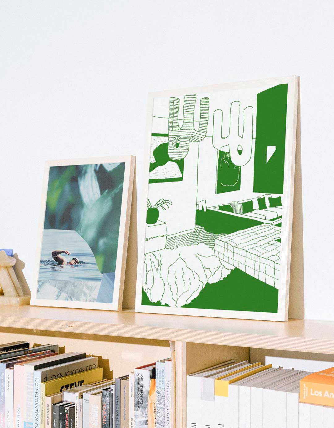 Minimalistische, handgezeichnete Illustration eines modern eingerichteten Wohnzimmers in grünen und weißen Linien. Der Raum ist mit klaren Linien und wenigen Details gestaltet. Auffällige, geschwungene Hängelampen in abstrakter Form dominieren den oberen Bereich. Ein tiefer, rechteckiger Sitzbereich mit Kissen, eine Pflanze auf einem Podest und geometrische Elemente wie ein strukturierter Teppich und ein gemustertes Sideboard ergänzen die moderne Atmosphäre. Ein Teil davon steht auf dem Kopf.