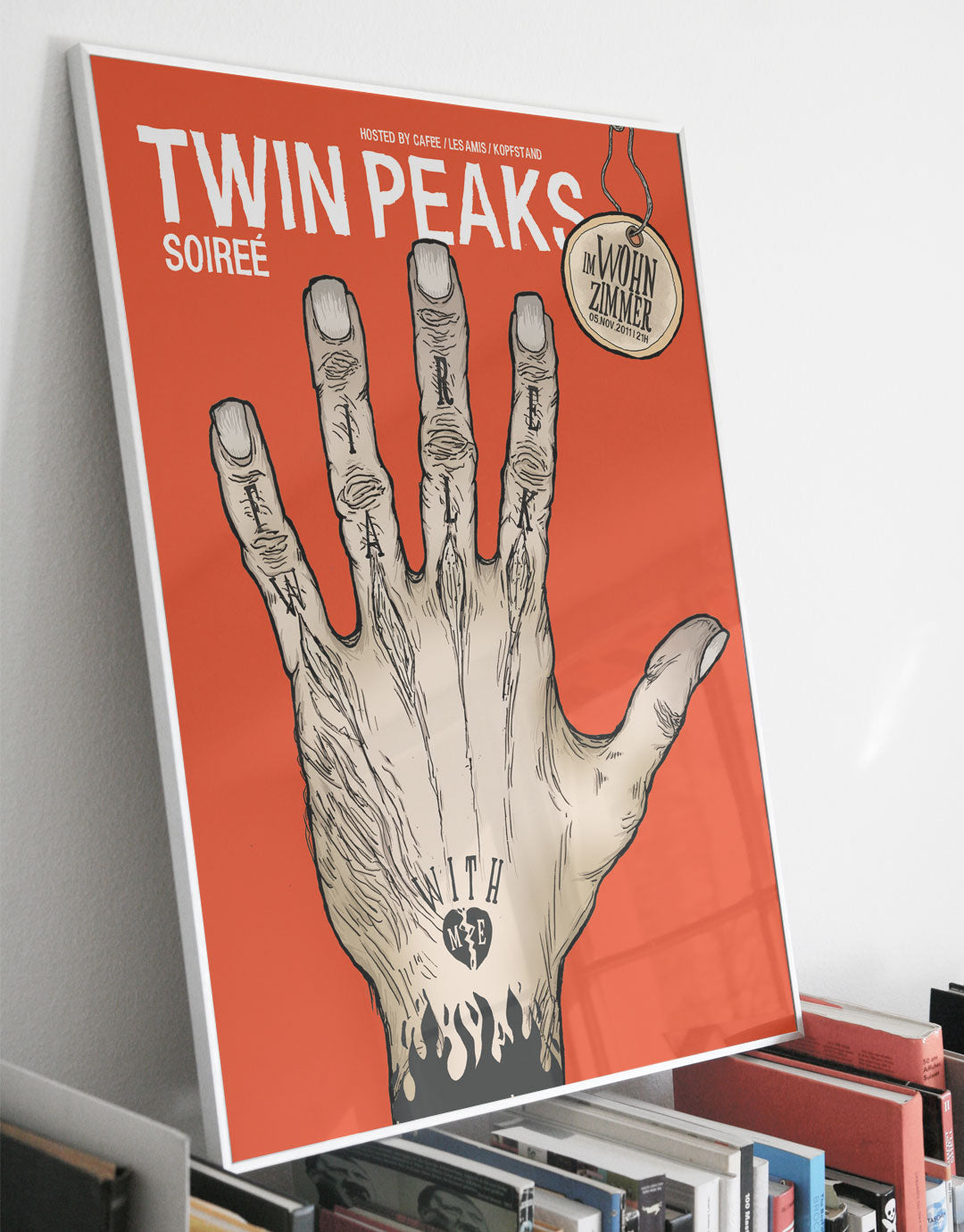 Handgezeichnete Illustration für die Twin Peaks Soirée, die eine Einladung zu einem nostalgischen Abend mit Anklängen an die 80er und 90er Jahre zeigt, welcher am 05.11.2011 im Les Amis in Bern stattgefunden hat. Enthält Details zu Filmvorführungen und Partys, inspiriert von der Serie 'Twin Peaks' von David Lynch.