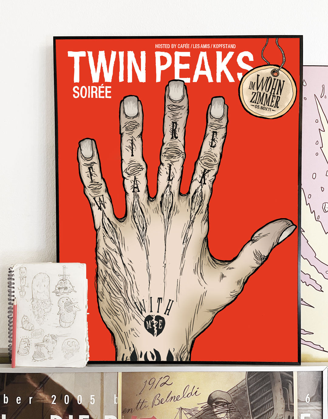 Handgezeichnete Illustration für die Twin Peaks Soirée, die eine Einladung zu einem nostalgischen Abend mit Anklängen an die 80er und 90er Jahre zeigt, welcher am 05.11.2011 im Les Amis in Bern stattgefunden hat. Enthält Details zu Filmvorführungen und Partys, inspiriert von der Serie 'Twin Peaks' von David Lynch.