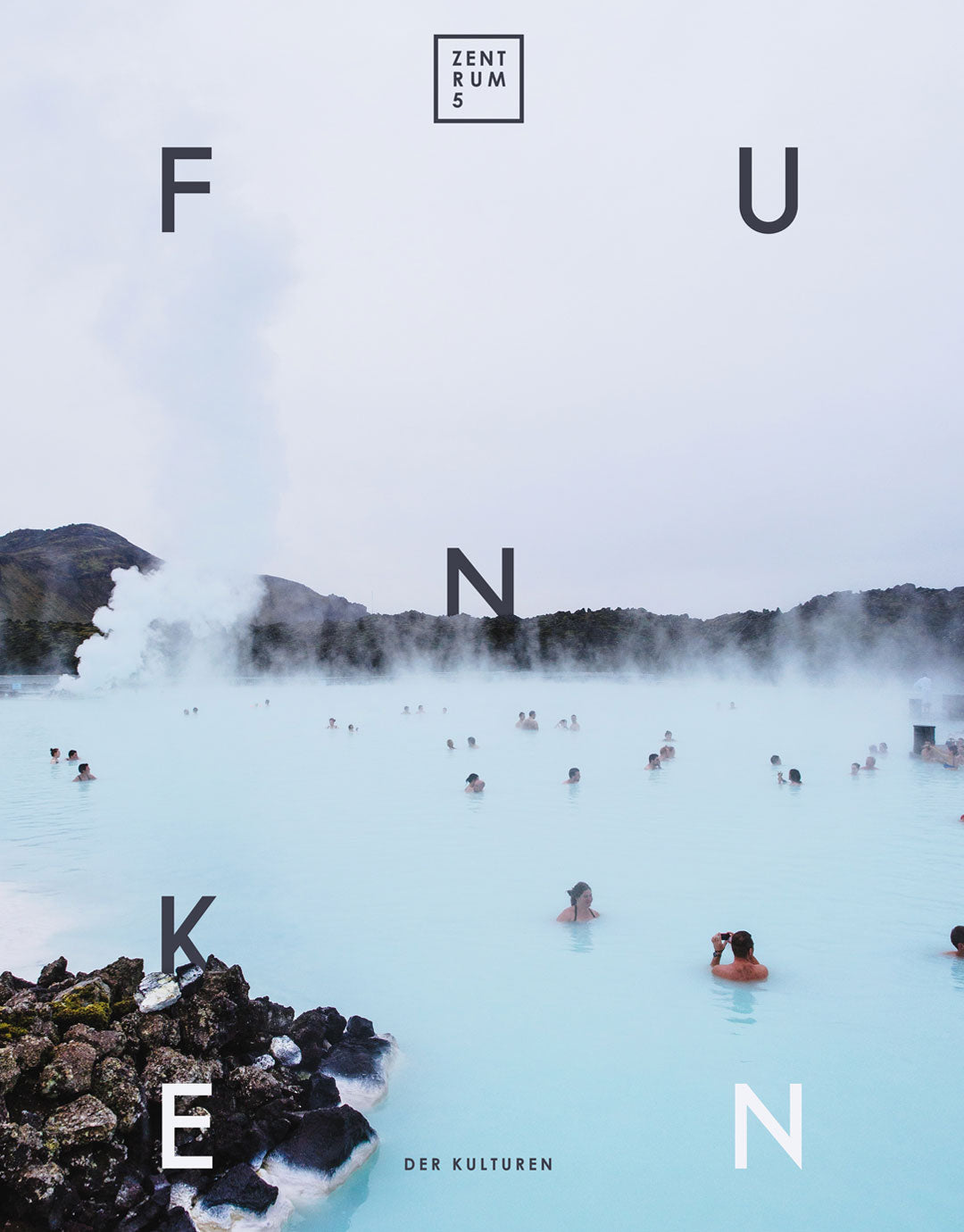 Plakat mit einer atemberaubenden Fotografie eines blauen geothermalen Pools, in dem Menschen baden, umgeben von dampfenden Vulkanlandschaften. Die Worte 'FUNKEN DER KULTUREN' sind in modernen Buchstaben über das Bild gelegt. Ideal für Kunst- und Kulturliebhaber, die zeitgenössische Designs und beeindruckende Naturdarstellungen schätzen.