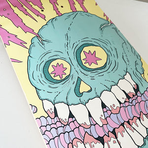 Skateboard-Deck mit einer kreativen Illustration von Würmern, welche von einem Schädel verschlingt werden, umgeben von lebendigen Farben und dynamischen Mustern. Inspiriert von urbaner Kunst und zeitgenössischem Design, ideal für Liebhaber von ausgefallenen und verspielten Motiven.