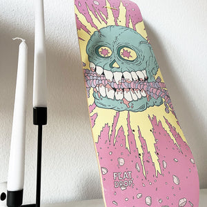 Skateboard-Deck mit einer kreativen Illustration von Würmern, welche von einem Schädel verschlingt werden, umgeben von lebendigen Farben und dynamischen Mustern. Inspiriert von urbaner Kunst und zeitgenössischem Design, ideal für Liebhaber von ausgefallenen und verspielten Motiven.